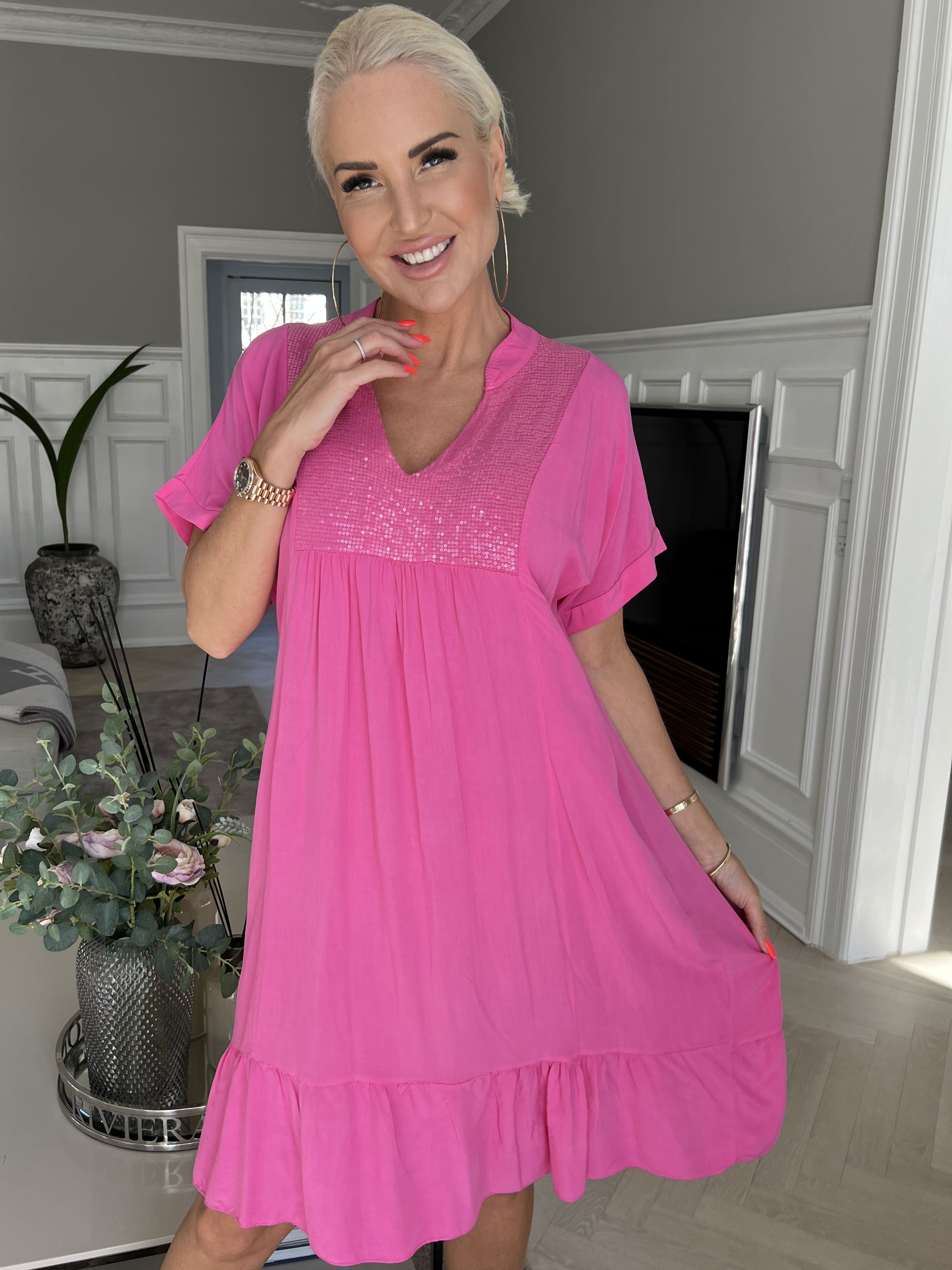 Cecil - Klänning i viskos med paljetter och ruffig fåll - White